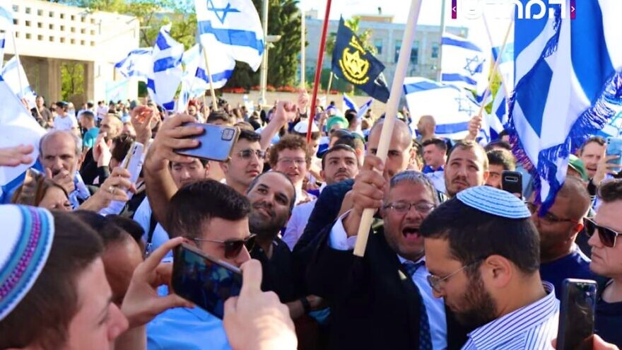 Knesset member Itamar Ben-Gvir joins a right-wing flag march through Jerusalem on April 20, 2022. Source: Twitter.