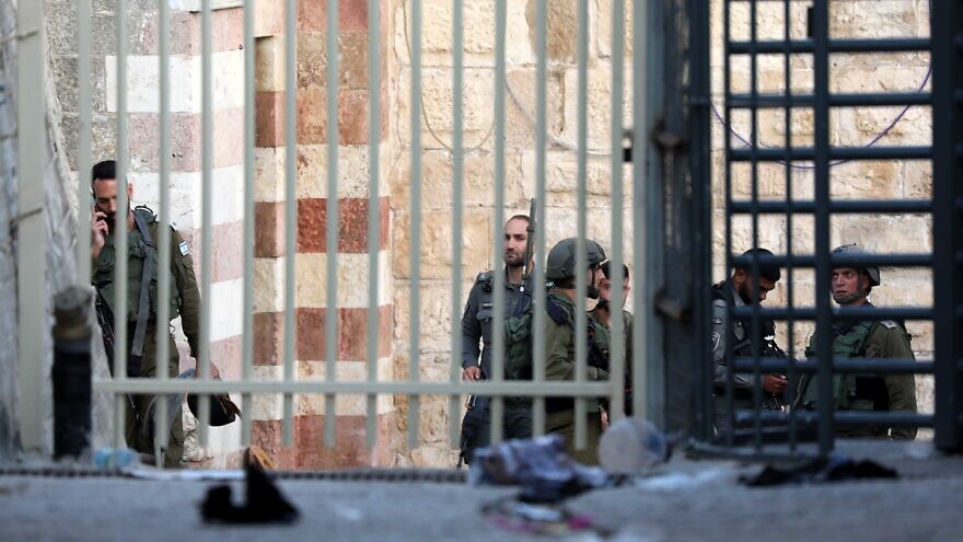 Israeli security forces at the scene of a stabbing attack in the West Bank city of Hebron on April 10, 2022. Photo by Wisam Hashlamoun/Flash90.