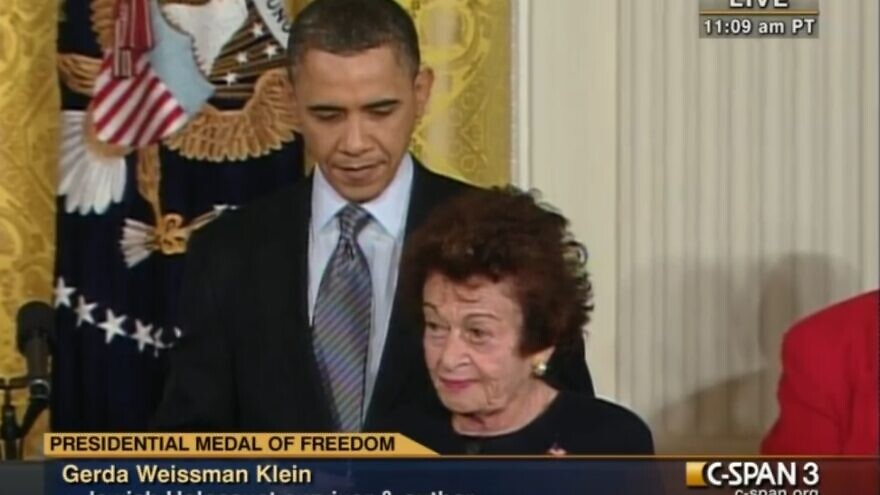 Gerda Weissmann Klein with former President Barack Obama, receiving the Presidential Medal of Freedom in 2010. Source: Screenshot.