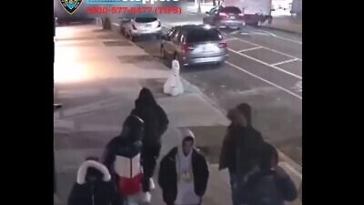 A gang of men approach a Chassidic man in the Williamsburg neighborhood of Brooklyn, N.Y.—home to the Satmar community—before assaulting him on April 1, 2022. Source: Twitter/NYPD Crime Stoppers.