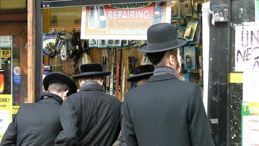 Chassidic Jews in the Stamford Hill neighborhood of London, Nov. 28, 2006. Credit: Flickr/Wikimedia Commons.