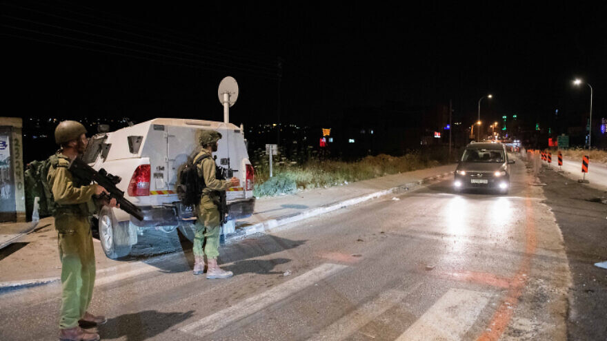 Israeli soldiers and police inspect the scene of shooting attack at Tapuach Junction, south Nablus/Shechem, on May 2, 2021. Photo by Sraya Diamant/Flash90.