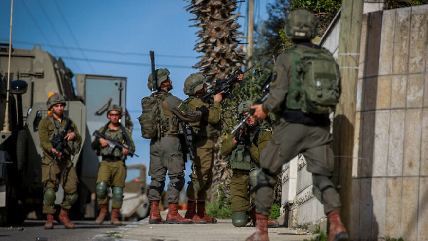 Israeli security forces conduct an arrest raid in Ramallah on April 1, 2022. Photo by Flash90.