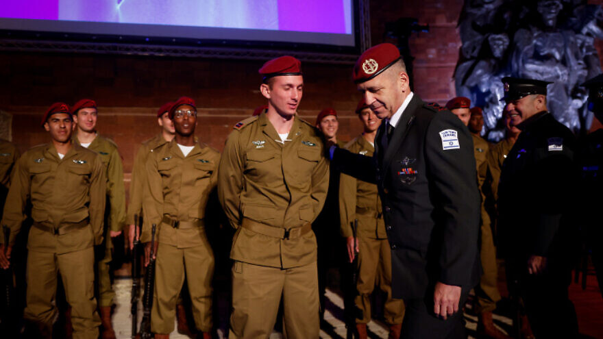 IDF Chief of Staff Aviv Kochavi speaks with Israeli soldiers after a ceremony at the Yad Vashem Holocaust Memorial Museum in Jerusalem, as Israel marked annual Holocaust Remembrance Day. April 27, 2022. Photo by Olivier Fitoussi/Flash90.