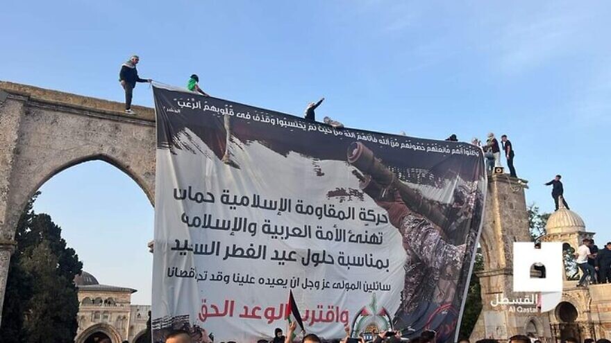 Hamas operatives hang an Eid al-Fitr banner in the Temple Mount complex in Jerusalem. Source: Twitter.