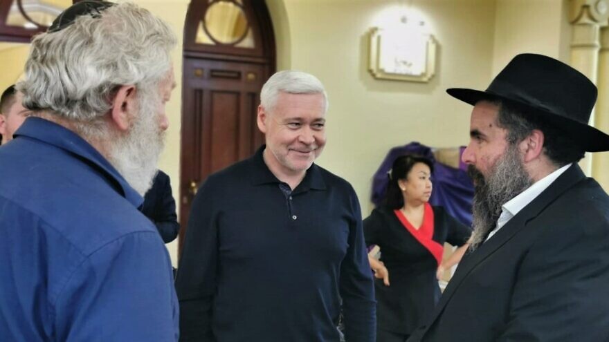 Igor Terechov, the mayor of Kharkiv, Ukraine, made a visit to the Chabad Choral Synagogue, where he met with Rabbi Moshe Moskovitz, the leader of the Jewish community in Kharkiv, May 31, 2022. Credit: Courtesy.
