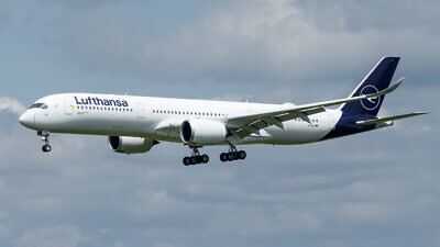 Lufthansa airlines plane. Credit: TJDarmstadt via Wikimedia Commons.