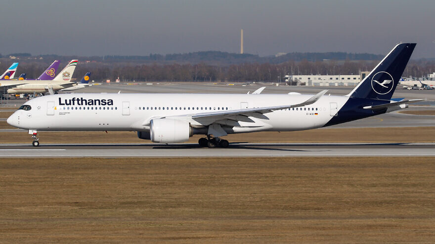 Lufthansa Airbus A350 during takeoff at Munich International Airport, February 2019. Credit: Juke Schweizer via Wikimedia Commons.