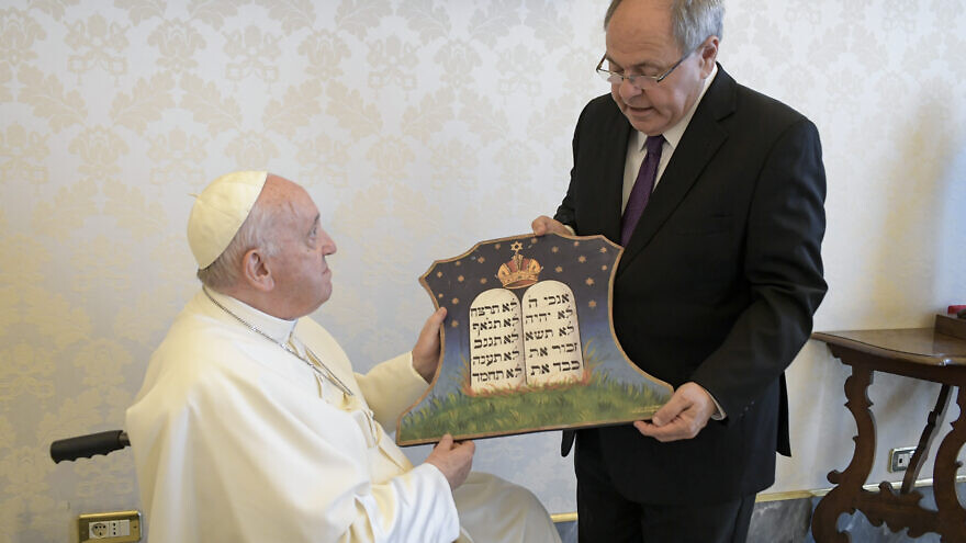 Yad Vashem chairman Dani Dayan meets with Pope Francis at the Vatican, where he presents him with a plaque of the Ten Commandments, on June 9, 2022. Credit: Vatican Media.