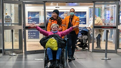Dr. Sharon Slater assists a Ukrainian refugee coming to Israel as part of United Hatzalah's “Operation Orange Wings.” Credit: United Hatzalah.