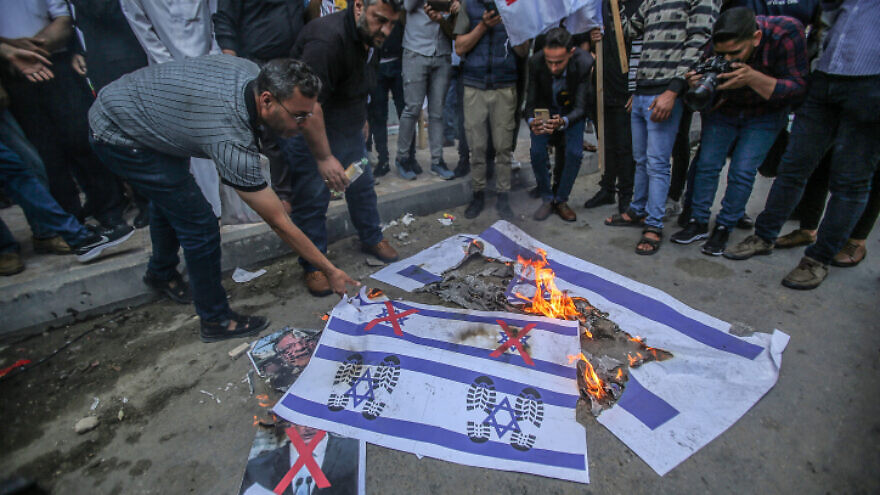 Gaza City residents burn Israeli flags and pictures of Israeli officials after a Jerusalem Magistrate's Court ruled that Jews may pray on the Temple Mount. May 25, 2022.  Photo by Attia Muhammed/Flash90.