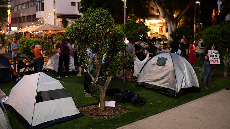 Israelis set up tents on Rothschild Boulevard in Tel Aviv, to protest against the soaring housing prices in Israel, on June 19, 2022. Photo by Tomer Neuberg/Flash90.