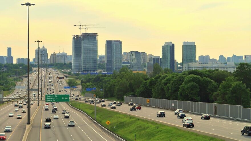 Highway 401, a 400-series highway that passes west to east through Greater Toronto, Canada, June 16, 2018. Credit: Flickr via Wikimedia Commons.