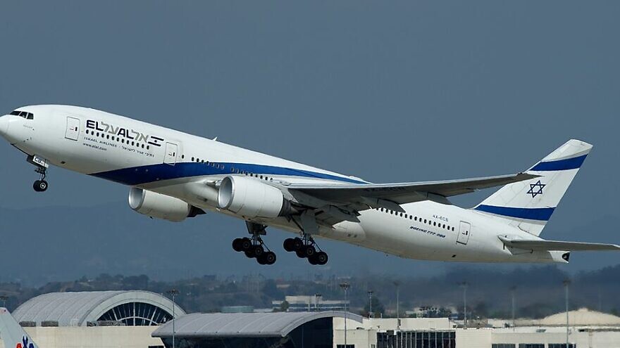An El Al Boeing 777-200ER takes off from Los Angeles International Airport, Oct. 9, 2012. Credit: Wikimedia Commons.
