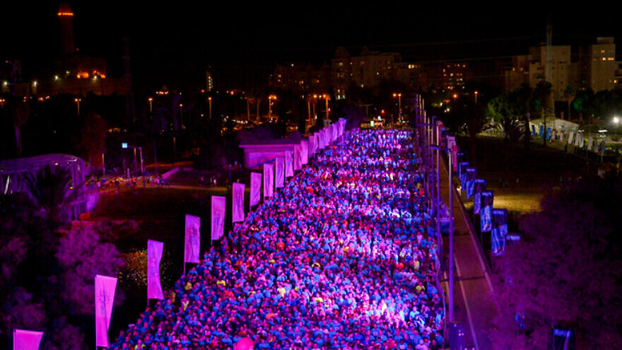 Thousands of runners take part in the 10th annual Tel Aviv Night Run, on Oct. 31, 2017. Photo by Yossi Zeliger/Flash90.