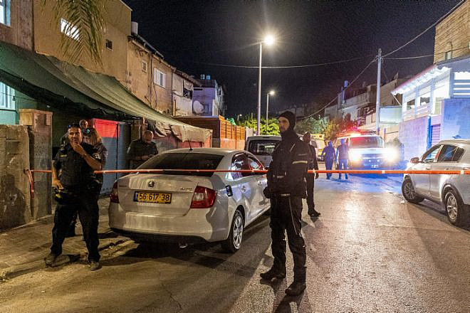 Israel Police officers at the scene of  mother-of-three Rabab Abu Siam's murder in Lod, July 26, 2022. Photo by Yossi Aloni/Flash90.