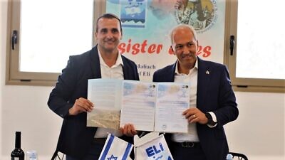Mayor of Eli Ariel El-Maliach (left) and Mayor of Great Neck, N.Y., Dr. Pedram Bral display a Memorandum of Friendship, July 2022. Credit: Courtesy.