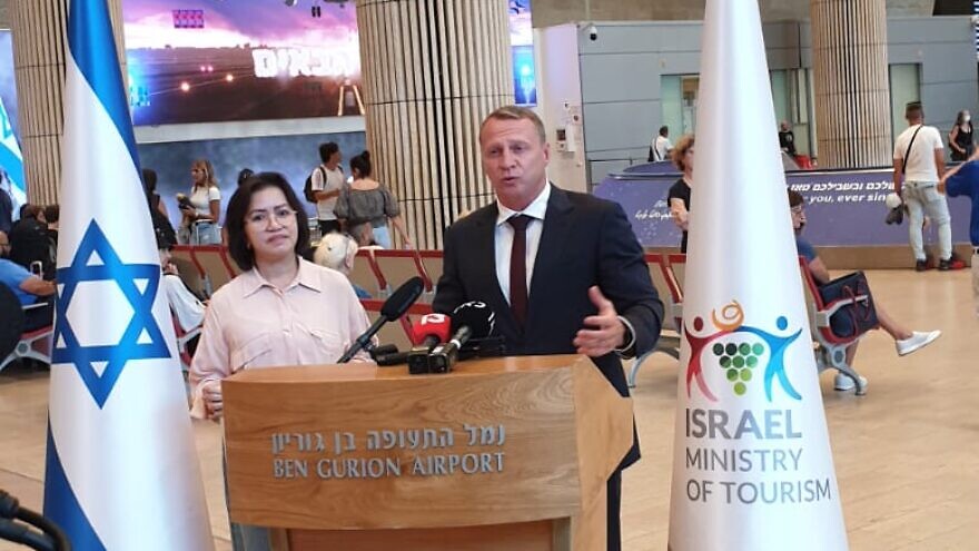 Israeli Tourism Minister Yoel Razvozov welcomes Israel's one millionth tourist of 2022 at Ben-Gurion International Airport, on June 10, 2022. Credit: Israeli Ministry of Tourism.
