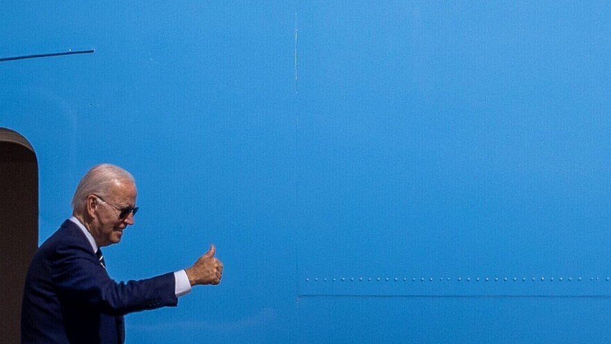 U.S. President Joe Biden gives a thumbs-up before boarding Air Force One for Saudi Arabia at Ben-Gurion Airport near Tel Aviv, July 15, 2022. Credit: Yonatan Sindel/Flash90.