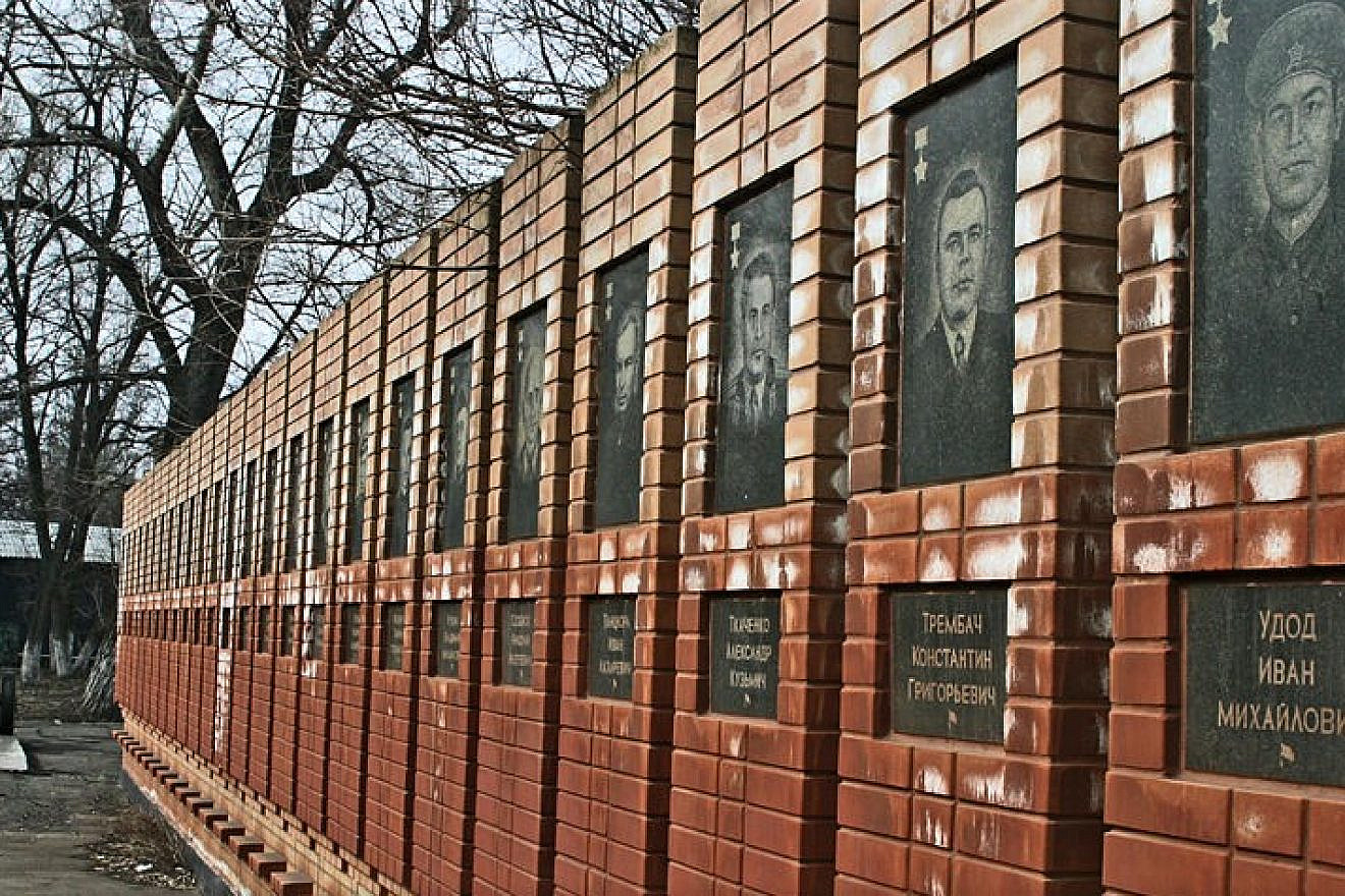 The Wall of Glory to Heroes of War and Labor in Krasnyi Luch, Ukraine. Lydia Litvyak took off for her last mission from an airfield close to this city, where a museum dedicated to her is located. Credit: Andrei Sedoff via Wikimedia Commons.