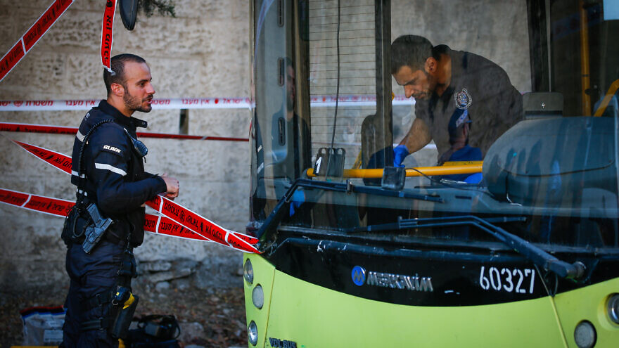 Security personnel at the scene of a stabbing attack on a bus near the Jerusalem neighborhood of Ramot, where a terrorist stabbed a 41-year old man with a screwdriver, July 19, 2022. Photo by Yonatan Sindel/Flash90.