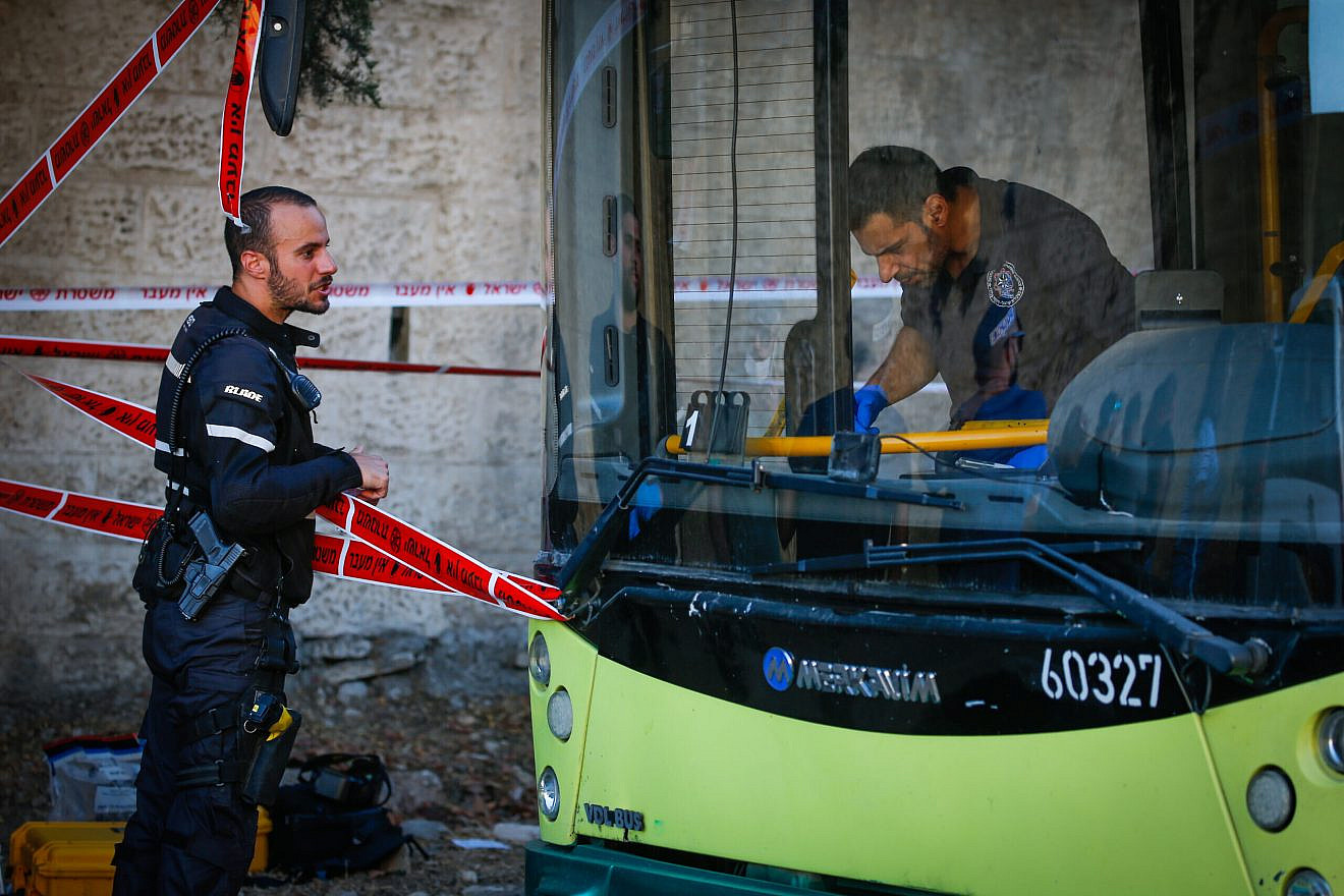 Security personnel at the scene of a stabbing attack on a bus near the Jerusalem neighborhood of Ramot, where a terrorist stabbed a 41-year old man with a screwdriver, July 19, 2022. Photo by Yonatan Sindel/Flash90.