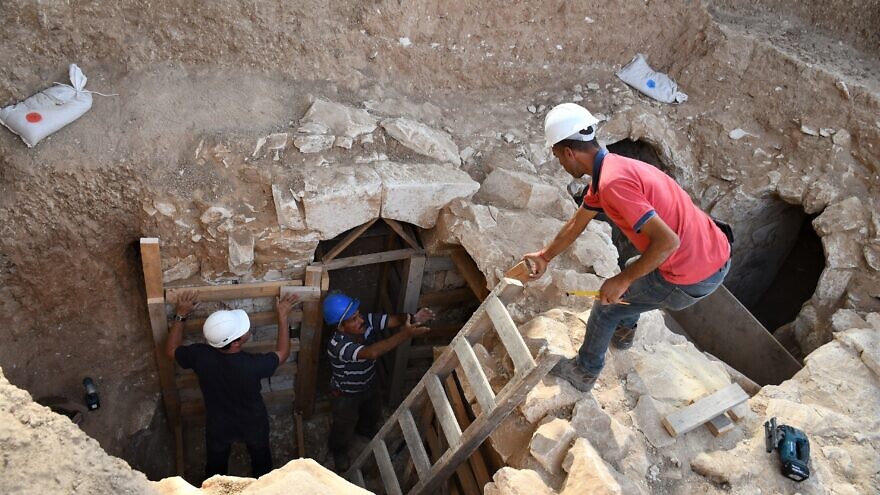 Workers at the rural estate uncovered in Rahat in southern Israel with the vaulted complex in the center. The estate is the first of its kind discovered in the Negev. Credit: Emil Aladjem/Israel Antiquities Authority.