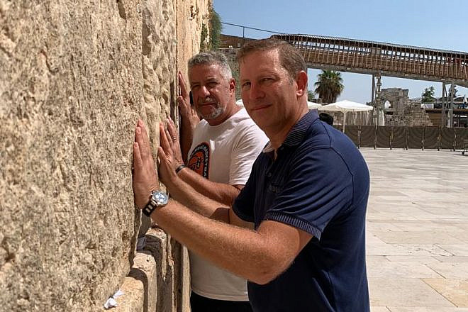 Athletes for Israel founder Daniel Posner (left), a longtime hedge-fund and private-equity manager in Manhattan, and Auburn Tigers coach Bruce Pearl at the Western Wall in Jerusalem, August 2022. Credit: Courtesy of Auburn Athletics/Basketball.