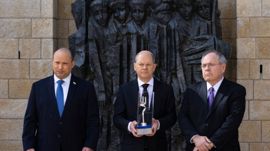 Israeli Prime Minister Naftali Bennett (left) with German Chancellor Olaf Scholz (center) and Yad Vashem chairman Dani Dayan during a visit at the Yad Vashem Holocaust memorial museum in Jerusalem, March 2, 2022. Photo by Olivier Fitoussi/Flash90.
