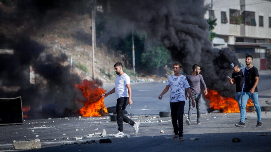 Palestinians hurl stones at Israeli soldiers in Nablus on August 17, 2022. Photo by Nasser Ishtayeh/Flash90.