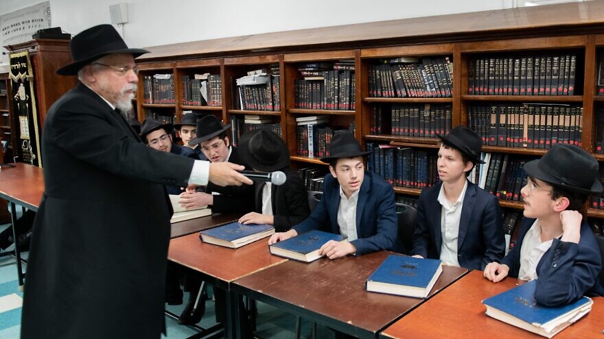 Rabbi Moshe B. Perlstein had the students on their toes, fielding questions from across the 156 pages of “Meseches Shabbos.” Credit: Courtesy.