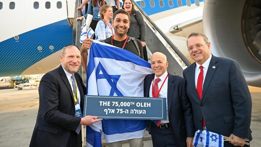 Sam Leeman, the 75,000th “oleh,” or new immigrant to Israel, arrived on a Nefesh B'Nefesh flight that landed at Ben-Gurion International Airport on Aug. 17, 2022. Photo by Shahar Azran.