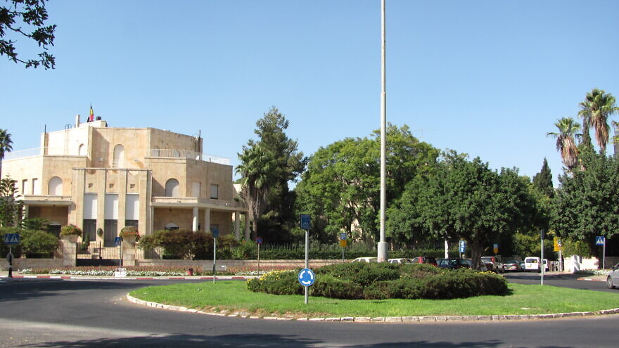 Orde Wingate Square in Jerusalem. Villa Salameh (the Belgian Consulate) is at the left. Credit: Yoninah via Wikimedia Commons.