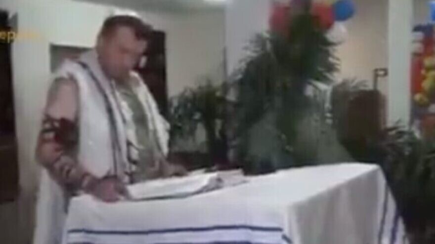 From a video of Vladimir Kozlovsky, who was kidnapped by pro-Russian militants in Ukraine, praying in a synagogue in Luhansk after being released, Aug. 25, 2022. Source: Twitter.