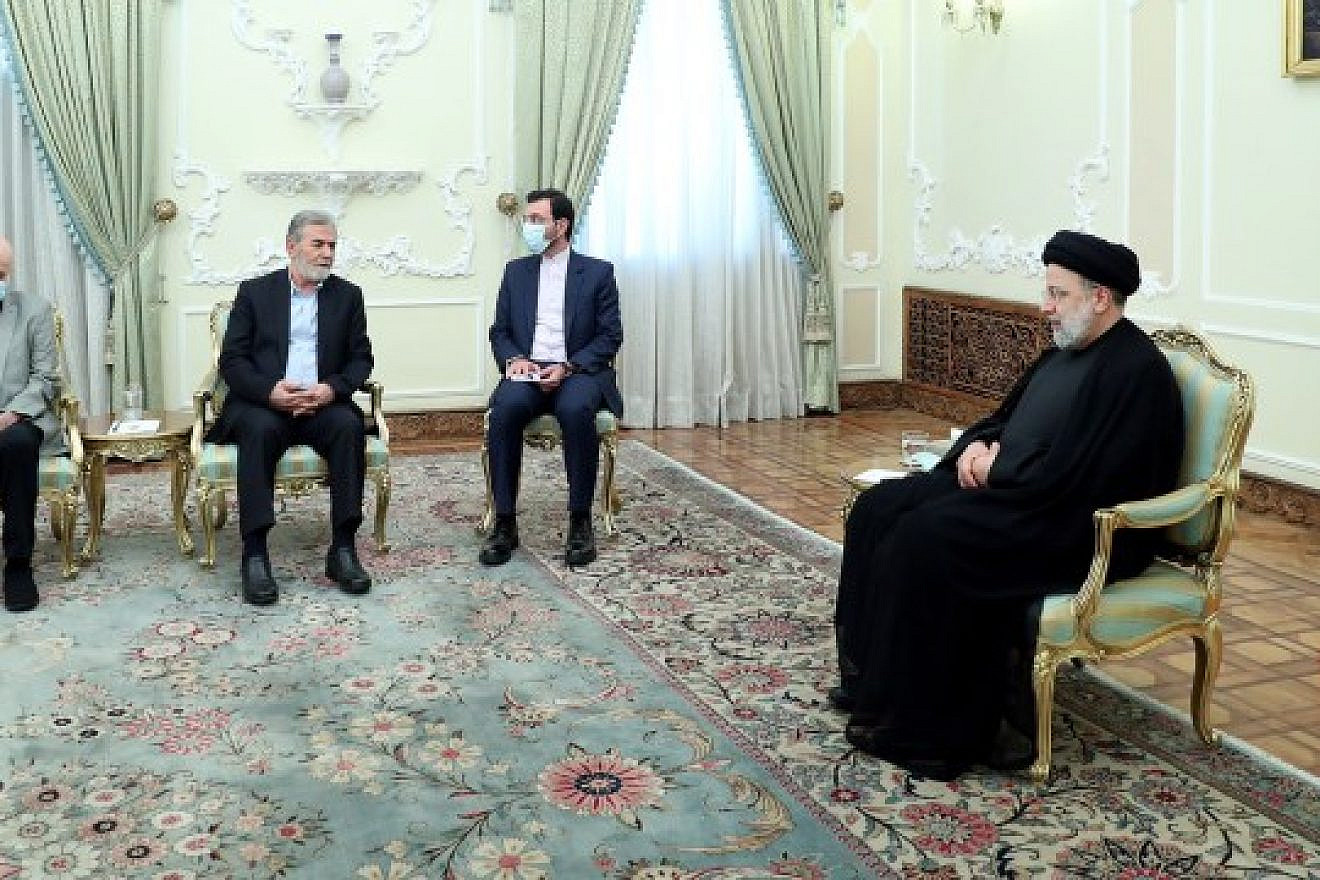 Palestinian Islamic Jihad leader Ziad al-Nakhalah (left, without a mask) meets with Iranian President Ebrahim Raisi in Tehran. Source: President.ir.