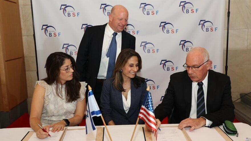 Seated from left: Israeli Science Ministry D-G Hilla Haddad Chmelnik, Minister Orit Farkash-Hacohen, BSF chair Prof. Avi Israeli and the ministry’s Eliaz Luf (standing) sign an agreement on quantum science research, Sept 14, 2022. Credit: Israeli Foreign Ministry.