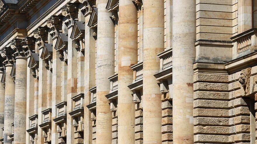 Court columns. Credit: Pixabay.