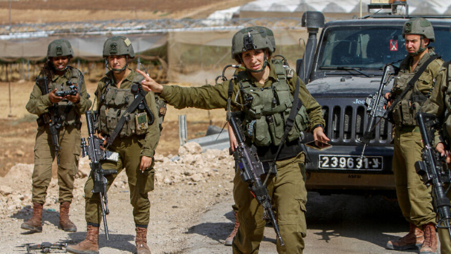Israeli soldiers block the area near the scene of a shooting attack on a bus on Route 90 in the Jordan Valley, Sept. 4, 2022. Photo by Nasser Ishtayeh/Flash90.