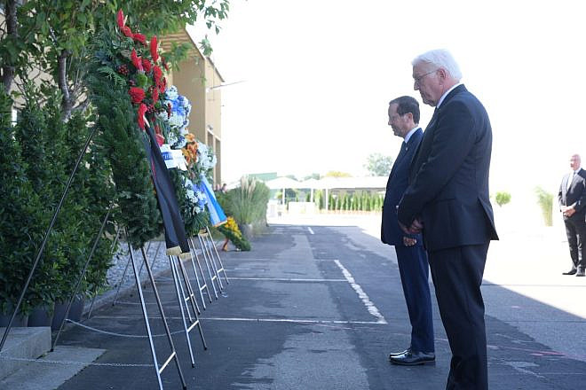 Israeli President Isaac Herzog (left) and  German President Frank-Walter Steinmeier lay wreaths in memory of the 11 Israeli victims of the 1972 Munich Olympics massacre. Credit: Amos Ben-Gershom/GPO.