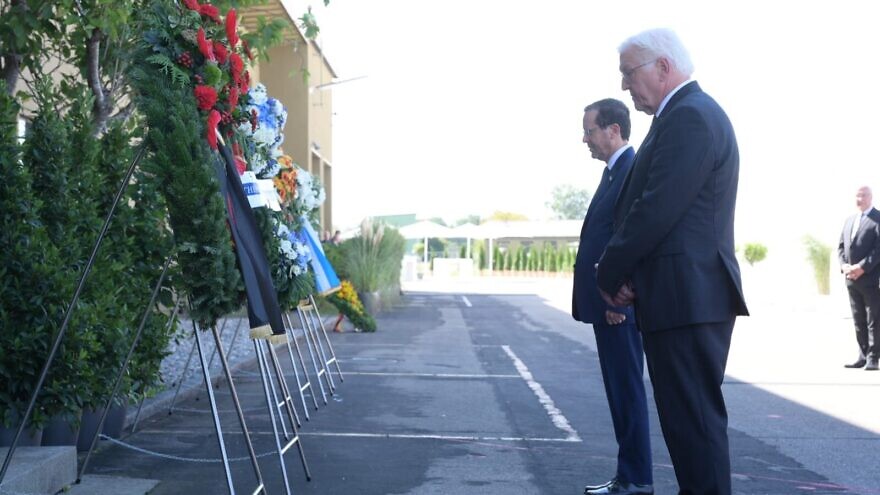 Israeli President Isaac Herzog (left) and  German President Frank-Walter Steinmeier lay wreaths in memory of the 11 Israeli victims of the 1972 Munich Olympics massacre. Credit: Amos Ben-Gershom/GPO.