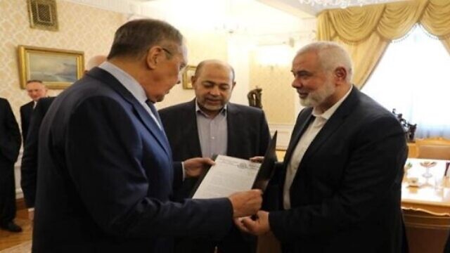 Hamas leader Ismail Haniyeh (right) presents Russian Foreign Minister Sergey Lavrov with a letter for President Vladimir Putin, Sept. 13, 2022. Source: Hamas.ps via MEMRI.