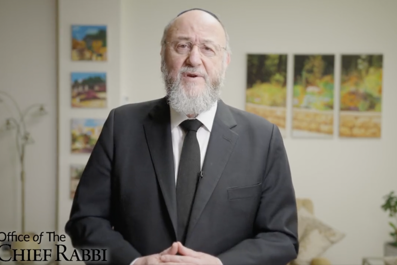 Rabbi Ephraim Mirvis, chief rabbi of the United Kingdom, offers condolences for Queen Elizabeth II in a video message. Source: Twitter.