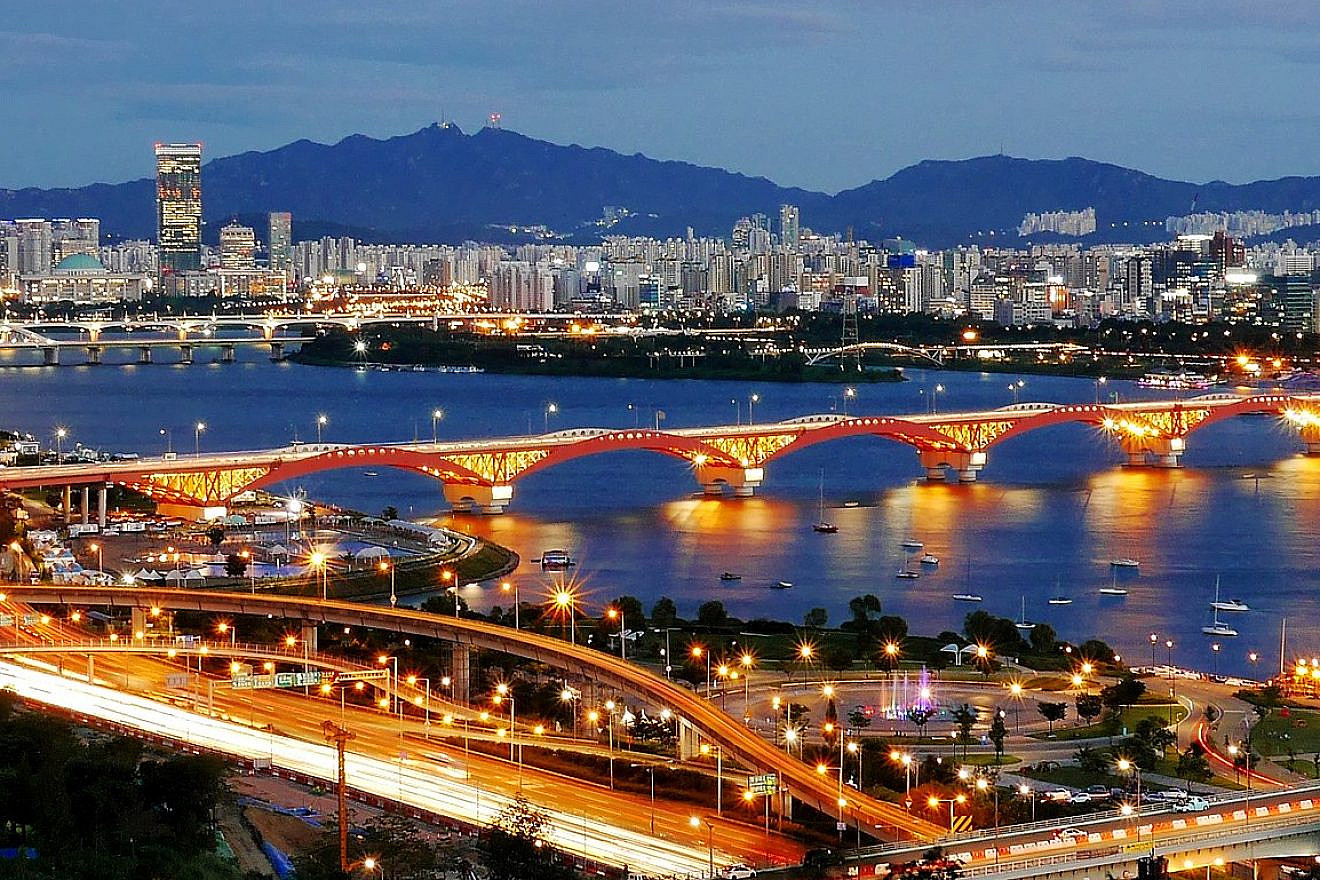 The Seongsan Bridge over the Han River in Seoul, Sept. 27, 2022. Source: Wikimedia Commons.