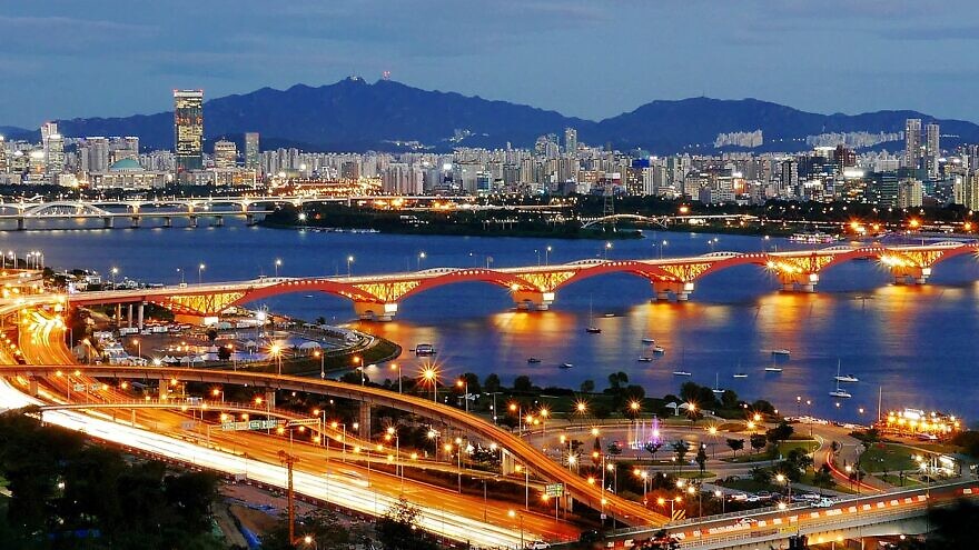 The Seongsan Bridge over the Han River in Seoul, Sept. 27, 2022. Source: Wikimedia Commons.