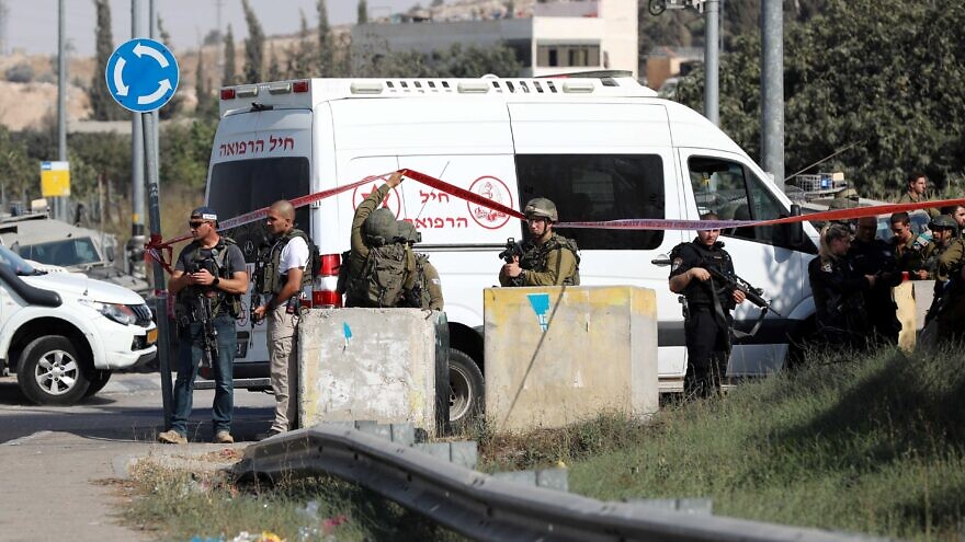 Israeli security forces at the scene of a stabbing attack, near the West Bank city of Hebron, on Sept. 2, 2022. Photo by Wisam Hashlamoun/Flash90.