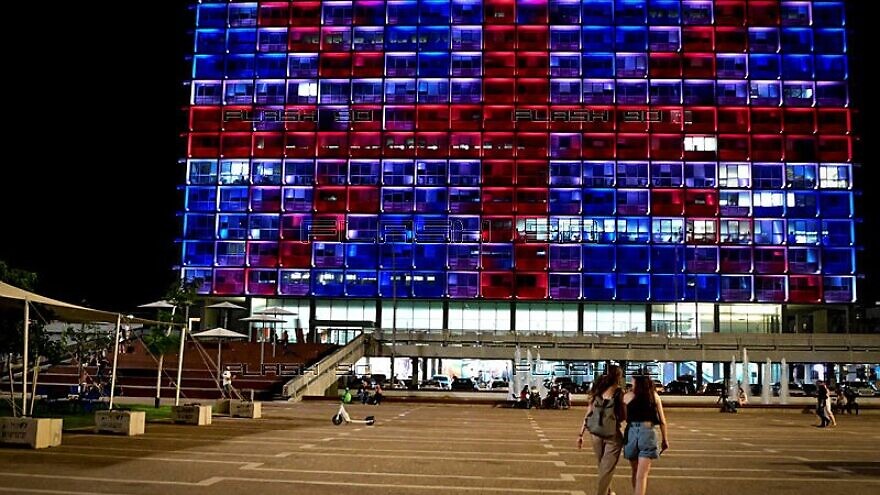 The Tel Aviv municipality on Rabin Square is lit up with the flag of the United Kingdom following the death of Queen Elizabeth II on Sept. 8, 2022. Photo by Avshalom Sassoni/Flash90.