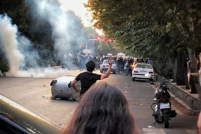 Iranian protesters on Keshavrz Boulevard in Tehran on Sept. 20, 2022. Credit: Darafsh via Wikimedia Commons.