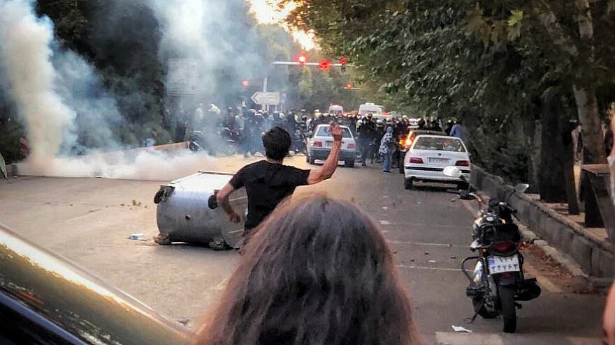 Iranians protest against the regime in Tehran, Sept. 20, 2022. Photo: Darafsh.