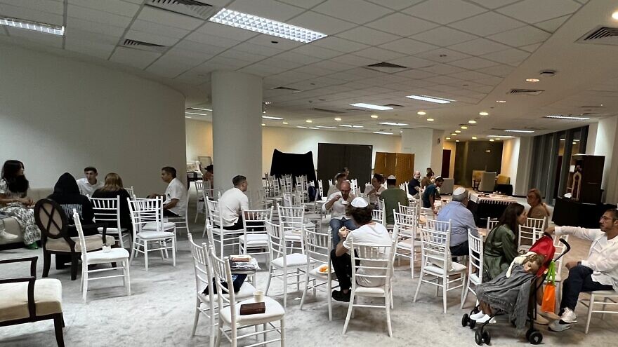 Attendees for Yom Kippur services at the Address Hotel in Dubai, UAE, on Oct. 5, 2022. Credit: Avi Kumar.