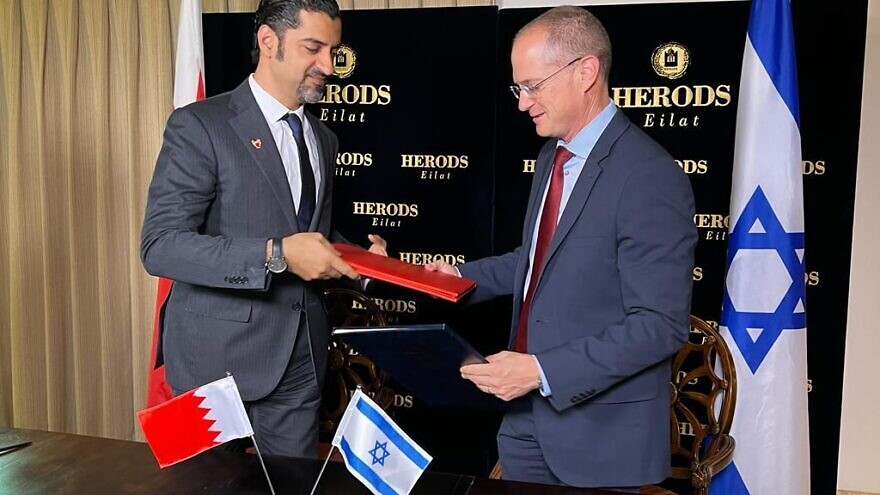 Israeli Agriculture Minister Oded Forer (R) and his Bahraini counterpart, Wael Bin Nasser Al Mubarak, sign a cooperation agreement at the International Summit on Food Technologies from the Dead Sea and Desert in Eilat, October 19, 2022. Credit: Rotem Lahav.